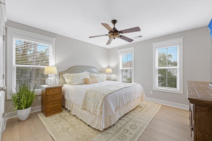 חדר שינה 2: סוויטת קינג, חדר רחצה צמוד עם מקלחת, חדר ארונות גדול, טלוויזיה חכמה