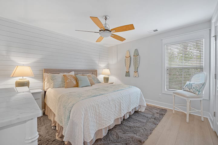 חדר שינה 3: מיטת קינג סייז, כורסה דקורטיבית, טלוויזיה חכמה, גישה לחדר רחצה במסדרון עם אמבטיה/מקלחת