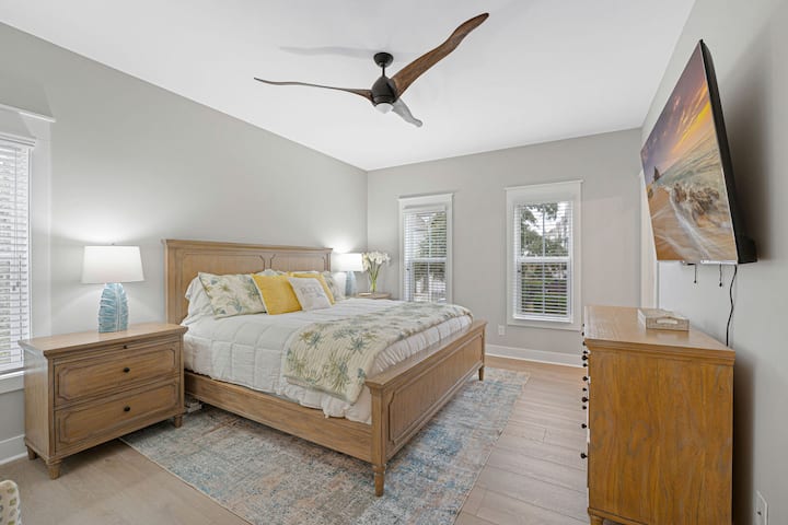 חדר שינה 1: סוויטת קינג סייז, חדר רחצה צמוד עם מקלחת, חדר ארונות גדול, כורסה דקורטיבית, טלוויזיה חכמה