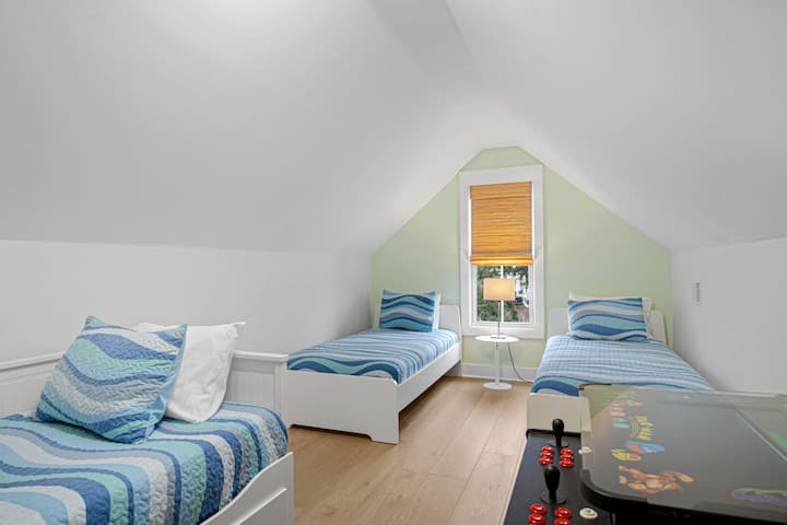 חדר שינה 5: 3 מיטות יחיד, טלוויזיה חכמה, שולחן קוקטייל פק-מן, גישה לחדר רחצה עם אמבטיה/מקלחת