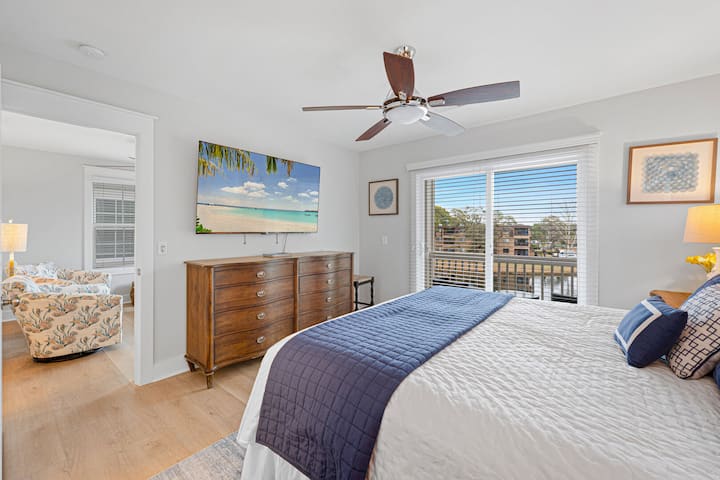 חדר שינה 4: מיטת קינג סייז, גישה למרפסת אחורית, טלוויזיה חכמה, גישה לחדר רחצה במסדרון עם אמבטיה/מקלחת