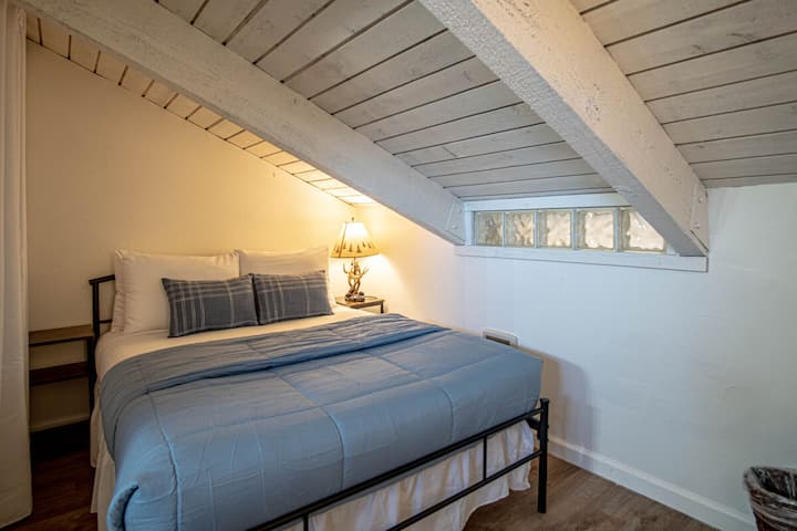 Cama de invitados de tamaño completo con un colchón nuevo para una cómoda noche de sueño.