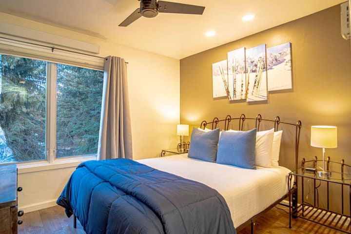 Dormitorio principal con cama tamaño queen y colchón nuevo, ¡duerme profundamente!