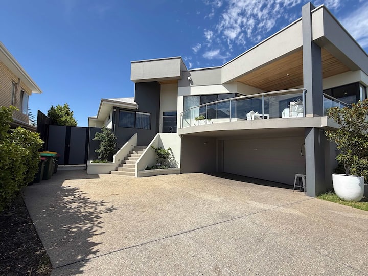 23 Coastline 3-level Luxe Home_theatre &Pool House - ジューンダラップ