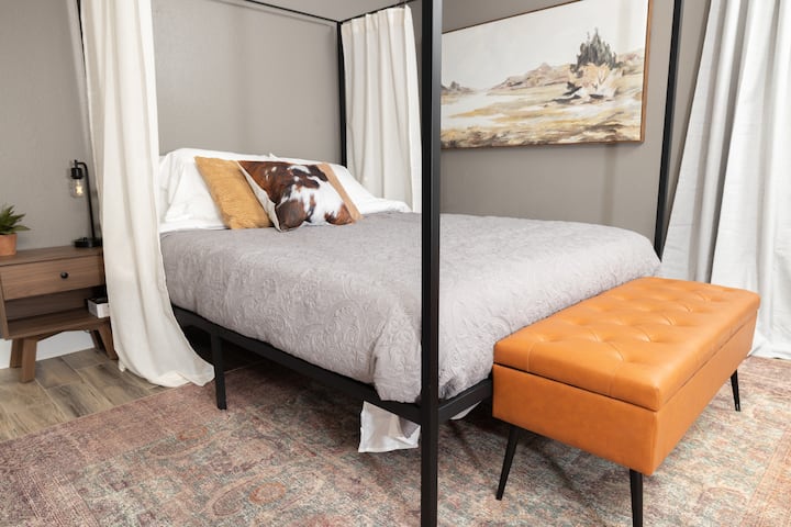 מיטת קווין סייז עם חופה. גווני כתום. שינה שלווה.