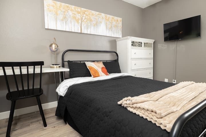 נופש לעבודה מרחוק עם מיטת קווין סייז וחלל עבודה - סיימו שיחות בוקר, ואז תוכלו לנוח בידיעה שמשרד הבית שלכם משמש גם כמקום השינה שלכם.