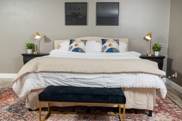 נוסעים עם ילדים קטנים? לנוחות המשפחה, יש לול נייד בארון המרווח.