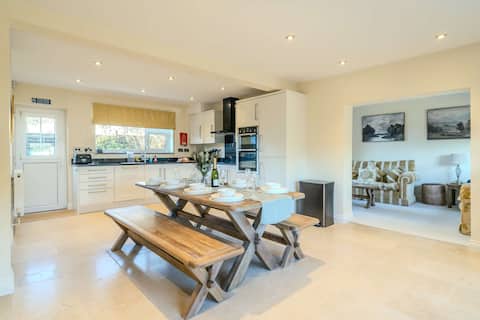 2 Min Stroll to Square | Free Parking | Courtyard