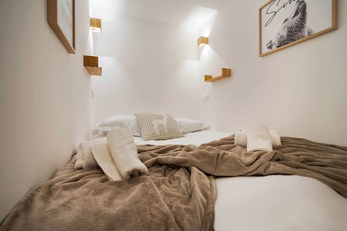 Спокойна спална зона с меко спално бельо и топли алпийски щрихи за спокойни планински нощи.