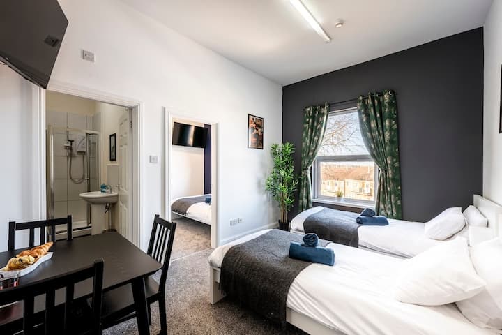 Bright Upper-floor Suite · Private Bath· Sleeps 4 - Nottingham