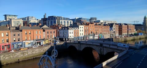 Top Airbnb: Cozy & Modern Apartment with Scenic Bridge Views in St James's