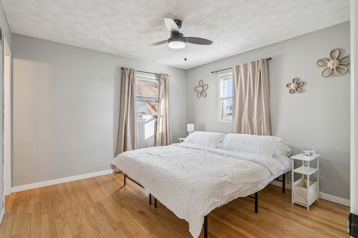 Dormitorio principal con baño completo adjunto