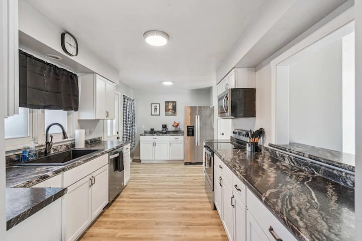 Central Davenport Modern 3br - Buffalo Beach