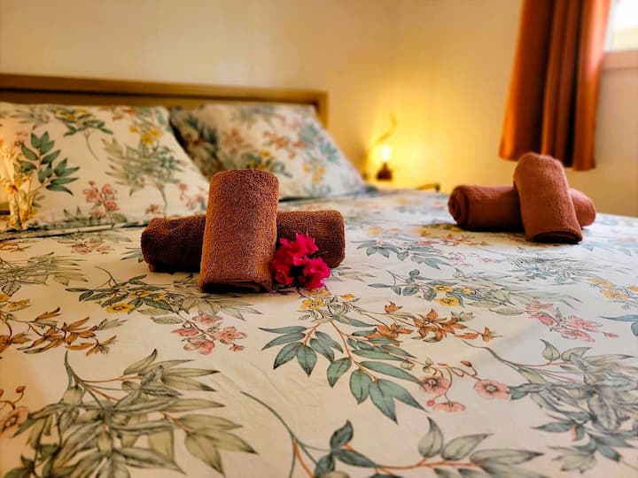 DHOMA E GJUMIT 1: Dhomë gjumi e rehatshme me dollap të madh dhe shkallë në bobou për të varur rrobat. Krevat 160 dhe ajri i kondicionuar sigurojnë çlodhje dhe organizim gjatë qëndrimit tënd.