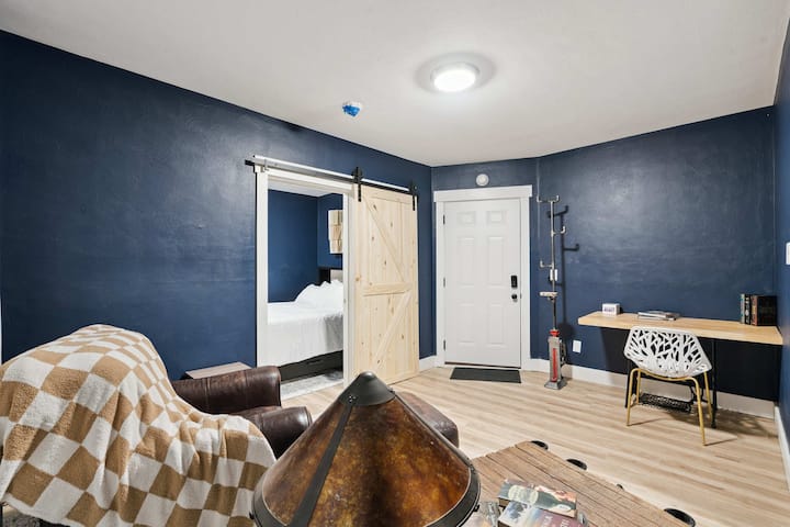 Brady Station - Unit 3 Conductors Quarters (1br) - Davenport