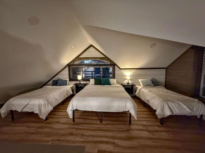 Dormitorio elevado, sin puerta, cama tamaño queen y dos camas individuales XL