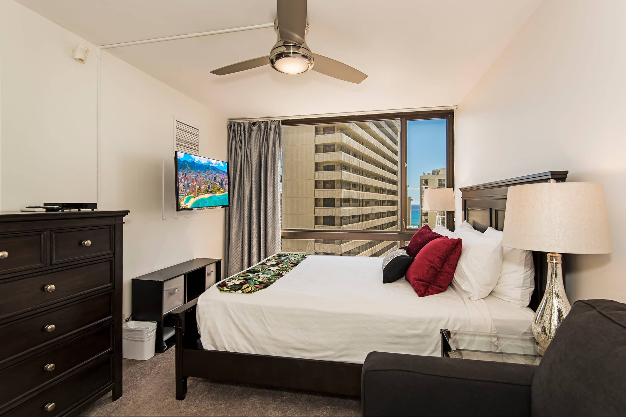 Ocean & Diamond Head Views Condo at Waikiki Sunset - Image 12