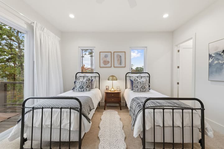 Desde el pie de las camas individuales, la habitación irradia calidez y encanto, equilibrando sin esfuerzo el estilo y la comodidad acogedora.