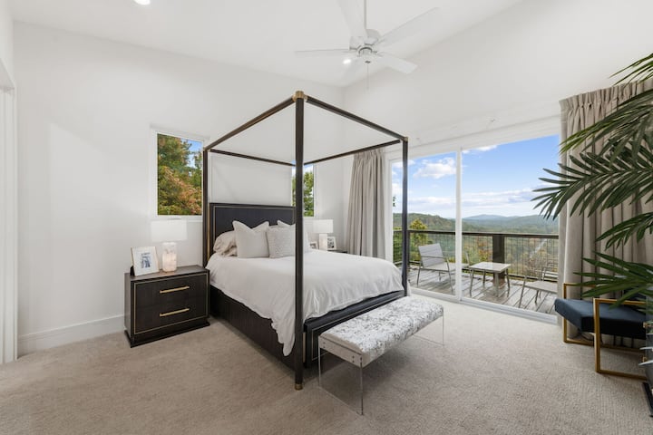 Dormitorio 3, en el nivel superior, donde te despiertas con vistas a las copas de los árboles y la suave luz de la mañana que se filtra a través de amplias ventanas.