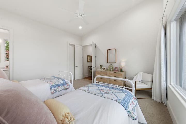 Desde esta perspectiva, las camas individuales brillan en una habitación cuidadosamente diseñada, llena de comodidad y estilo.