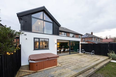 Stunning Family Home with Hot tub in Worsley