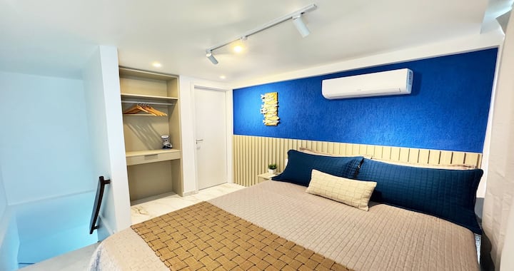 Bedroom with en-suite bathroom, with standard double bed 1.38 x 1.88 cm, we provide bed and bath linens for the number of people in the reservation. (No replacement)