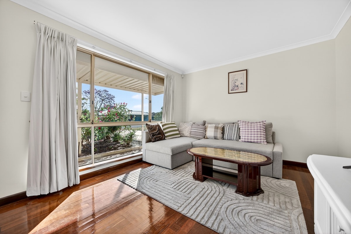 Spacious 4-Bed House with Private Garage - Barragup