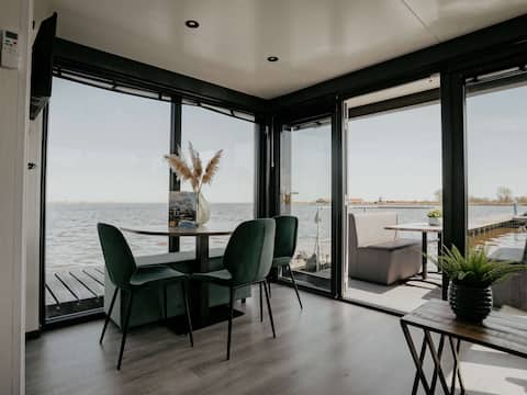 Top performing Airbnb: Houseboat Uitgeest Plus 4 People in Bedrijventerrein