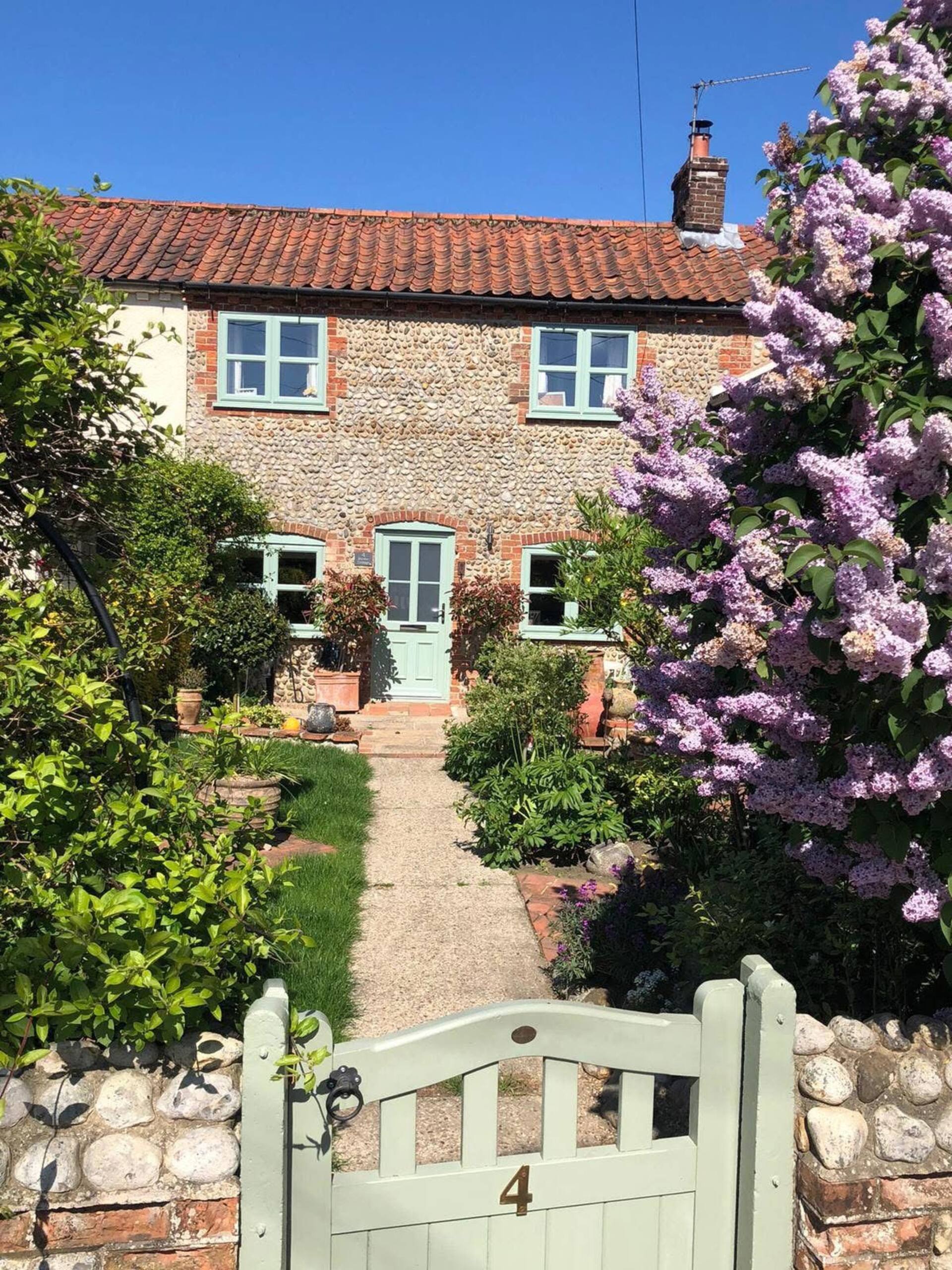 Beau cottage Norfolk traditionnel et indépendant dans un endroit calme du village.