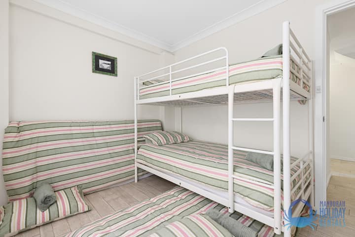 Dormitorio 3 literas individuales y 2 colchones individuales abajo