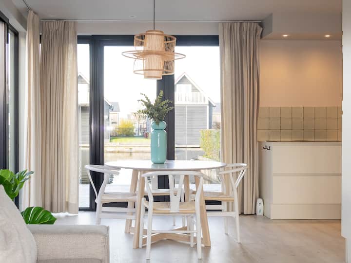 Heeg Waterlodge – Luxury Waterfront Stay - Sneek