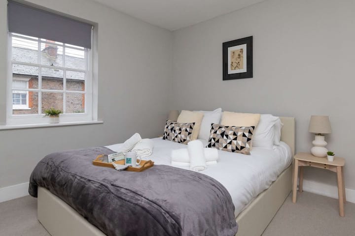 Une autre chambre avec un très grand lit et des draps de qualité pour assurer une bonne nuit de repos!