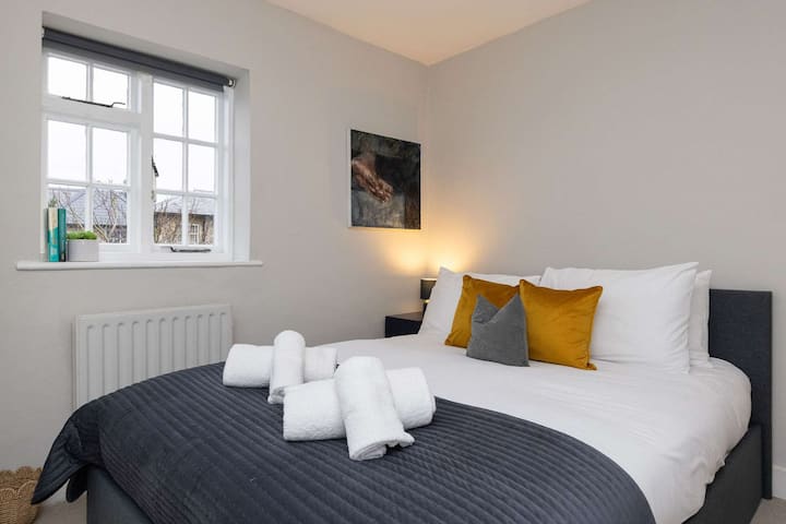 Une petite chambre avec très grand lit magnifiquement conçue offrant confort et style.