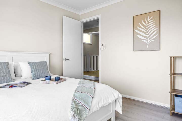 Dormitorio principal con cama tamaño king y baño privado.