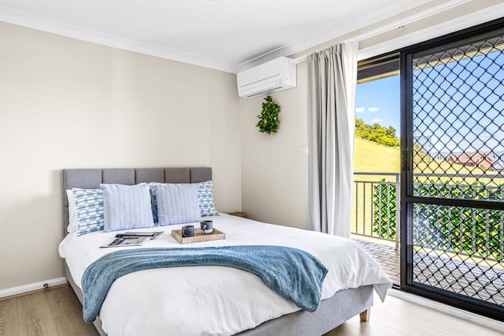 Aire acondicionado y cama tamaño queen.
