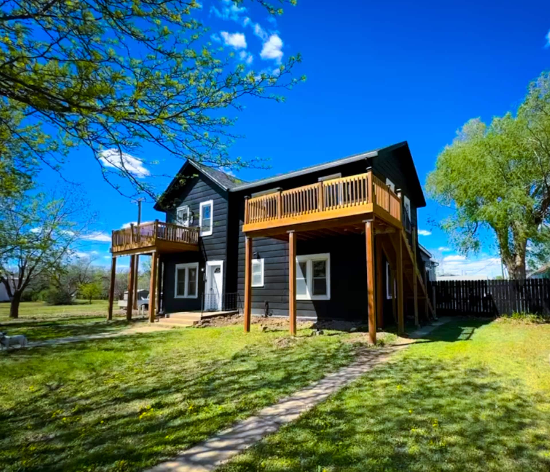 Cowgirl Paradise-Downtown Russell-1BD/1BA/Deck-2PP