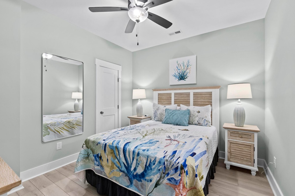 חדר שינה עם מיטת קווין בקומה האמצעית