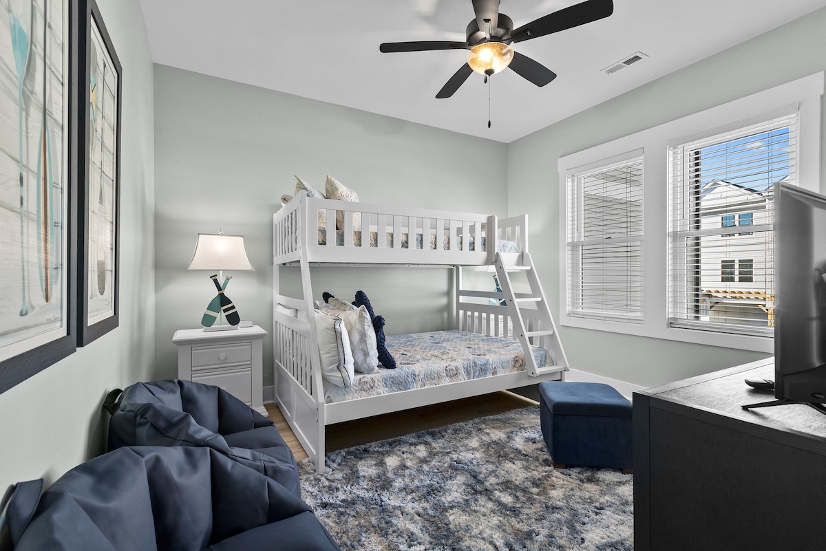 מיטה זוגית מעל מיטת קומותיים