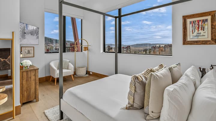 Dormitorio 4, planta baja: cama queen con vistas a las pistas