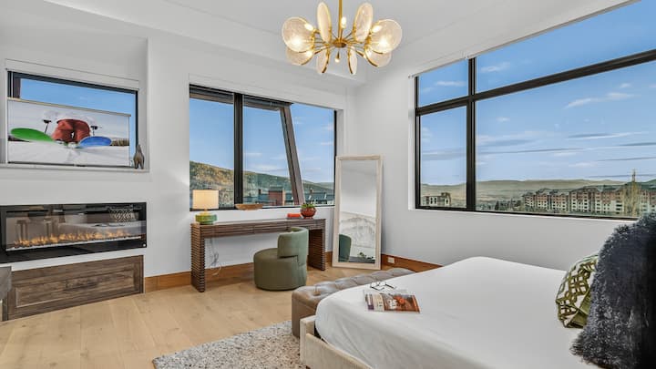 Habitación 1, planta principal: suite principal con cama king, chimenea y vistas panorámicas a las montañas