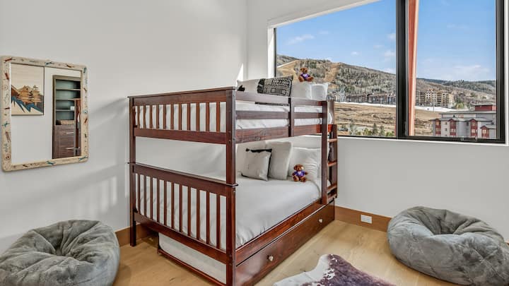 Dormitorio 3, planta baja: dos literas con camas matrimoniales, cada una con una cama nido individual