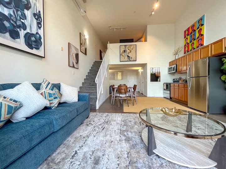 Little Italy Hideaway Loft Style With Parking - San Diego, CA