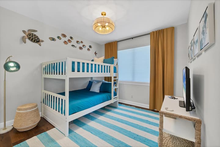 Pangalawang kuwarto ng bisita na may double over double na bunkbed at 43-inch na Smart TV