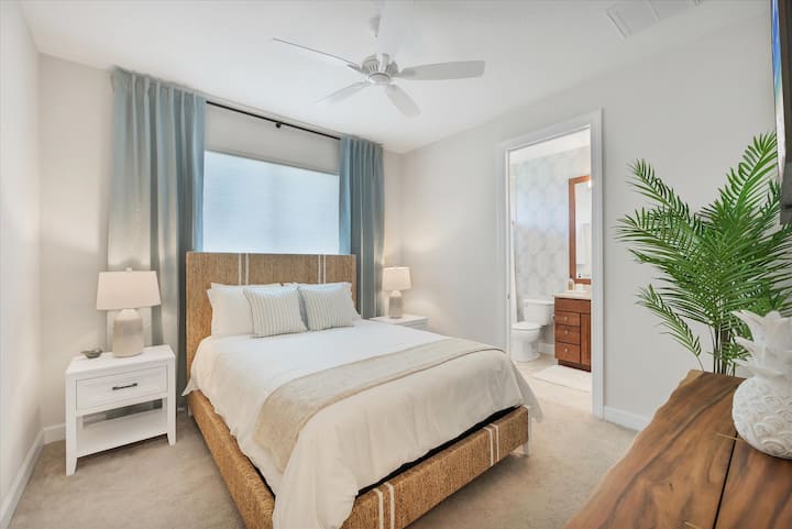 Ikatlong kuwarto na may queen‑size na higaan, nakakabit na banyo, at 43‑inch na Smart TV