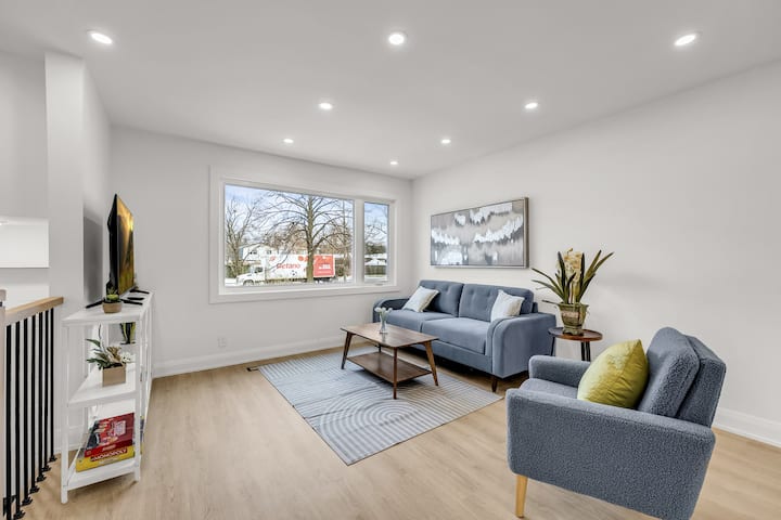 *Family Haven* Renovated 3br • Backyard • Parking - Burlington