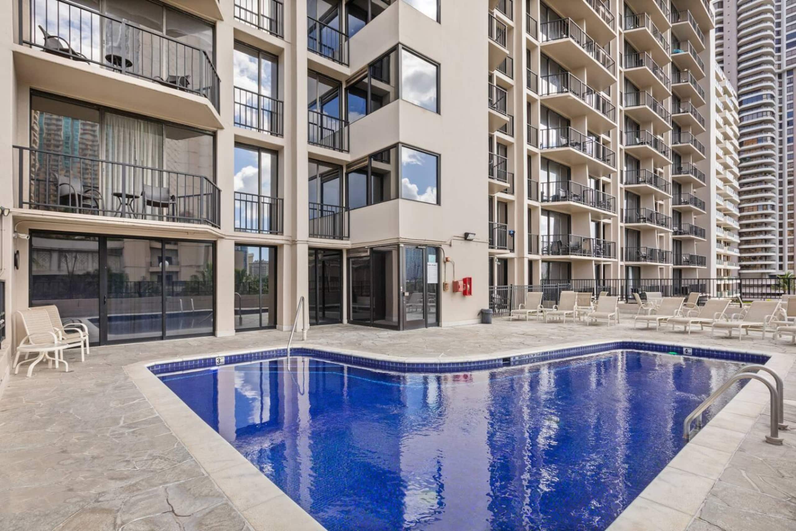 Waikiki Ocean Breeze: A Peaceful Island Getaway - Image 31
