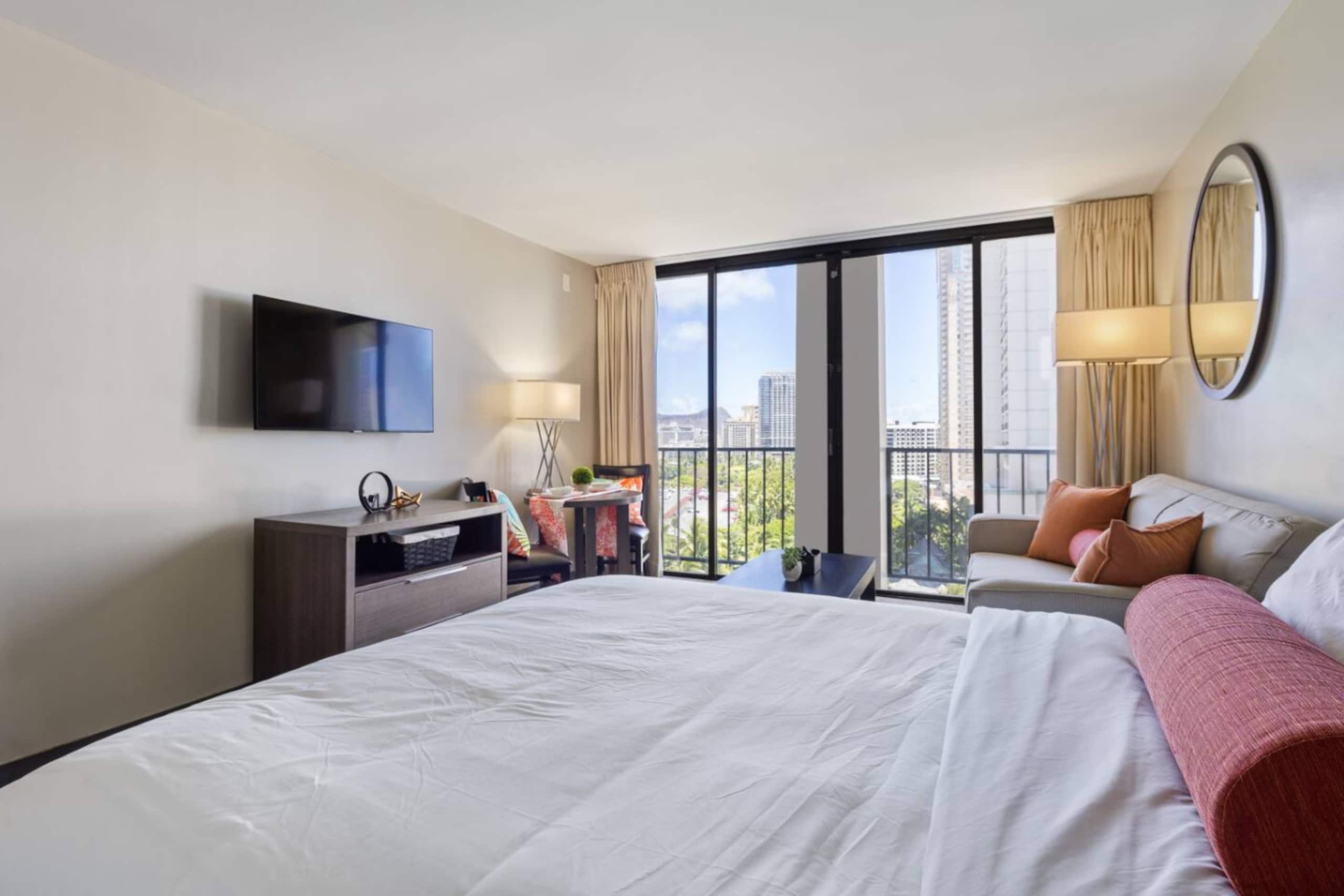 Waikiki Ocean Breeze: A Peaceful Island Getaway - Image 2