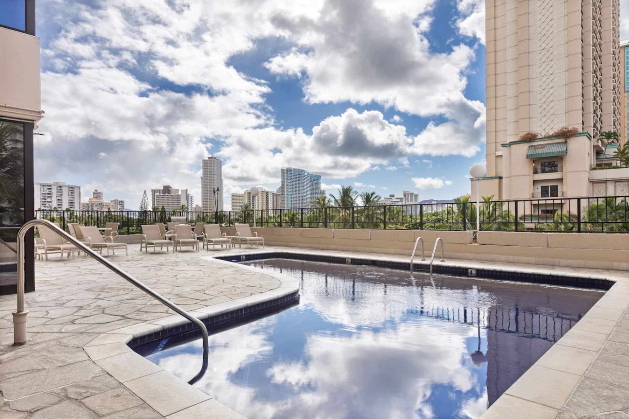 Waikiki Ocean Breeze: A Peaceful Island Getaway - Image 30