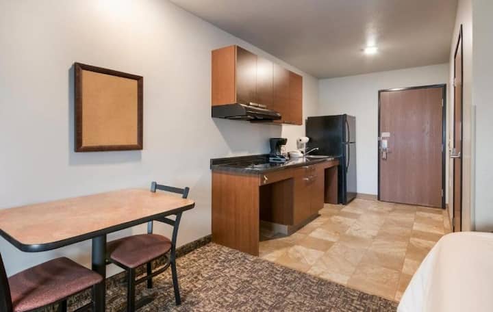 Relax In A Fully Equipped Room For Long-term Stays - Racine, WI