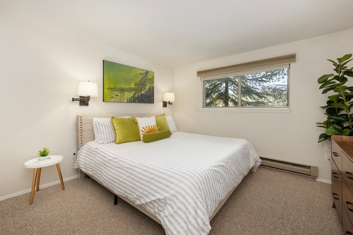 Jizamishe kwenye mashuka safi na uamke ukiwa na mandhari ya miti yenye utulivu katika chumba chako cha kulala chenye mwangaza na cha kisasa.